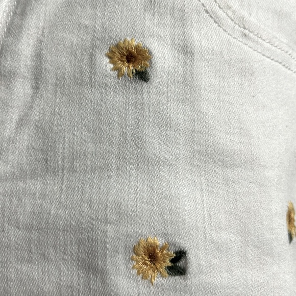Hollister White Denim Sunflower Embroidered Shorts | Size 13 / 31 - Picture 7 of 11